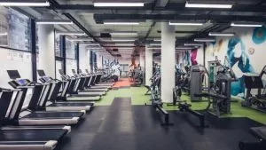 Acondicionamiento físico en sala de entrenamiento polivalente