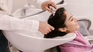 Atención y procedimientos básicos en servicios de peluquería