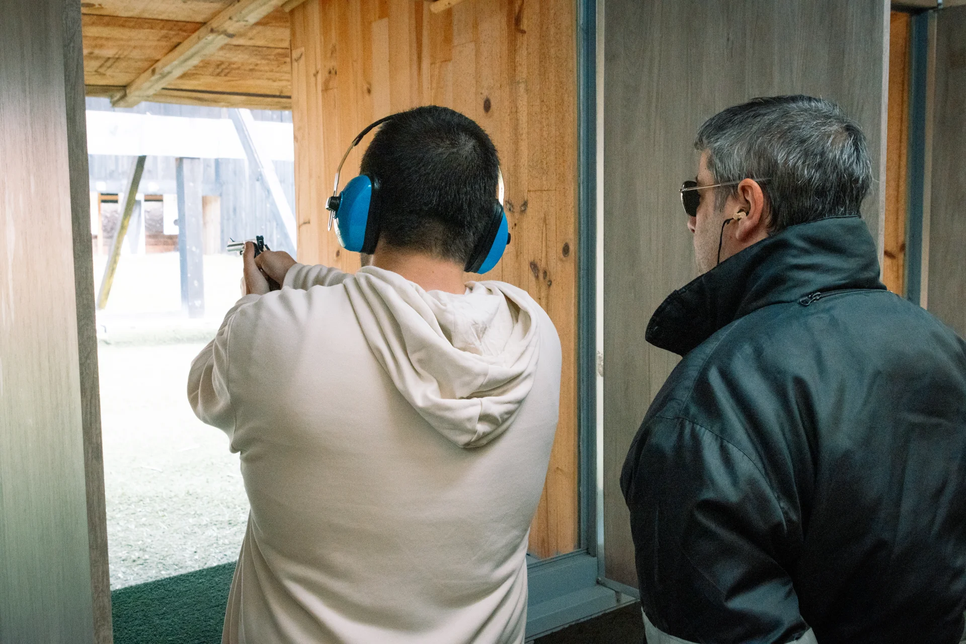 Instructor de AFA acompañando a un alumno durante las prácticas de seguridad privada